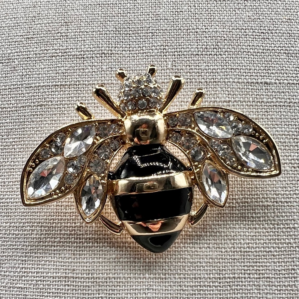 𝔾𝕆𝕃𝔻 𝕋𝕆ℕ𝔼 Bee Pin with Rhinestones - Picture 2 of 4